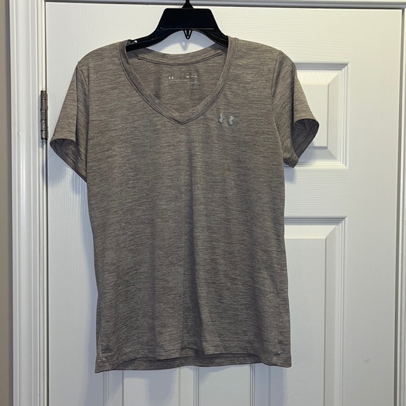 Under Armour Tops - ⭐️Underarmor vneck